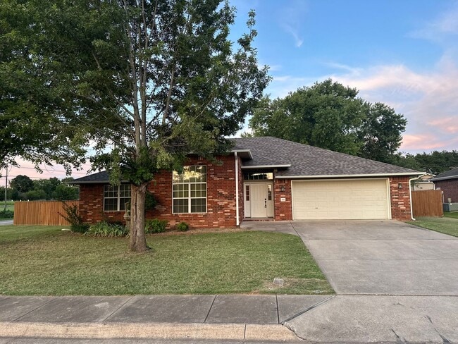 Building Photo - Available August 1st! 3-Bedroom, 2-Bathroom Home in East Rogers