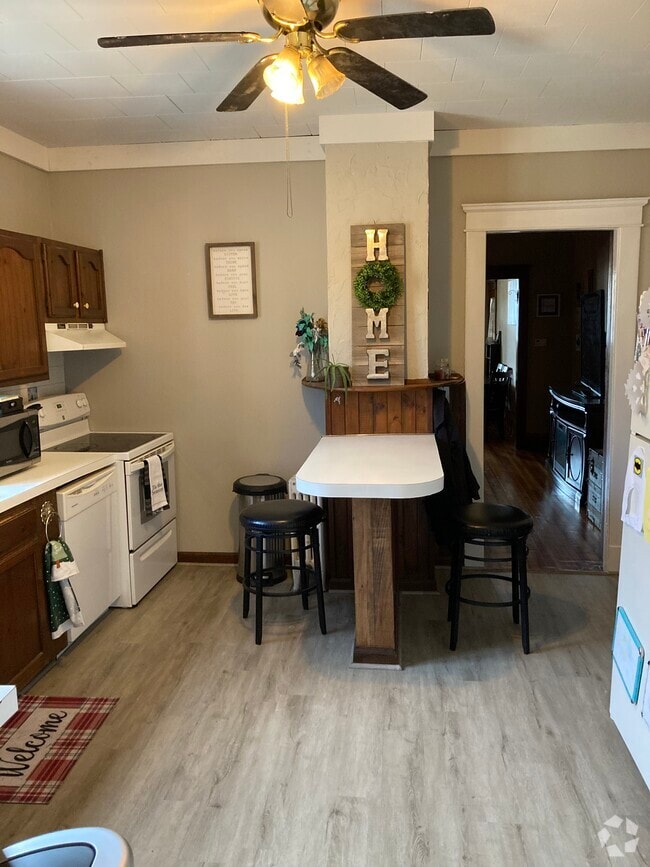 eat in kitchen - 1239 Western Ave Unit 1239A western ave Rental