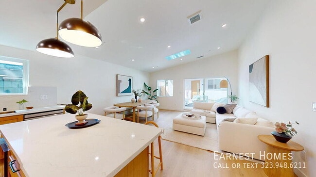 Building Photo - 6441 Satsuma Ave