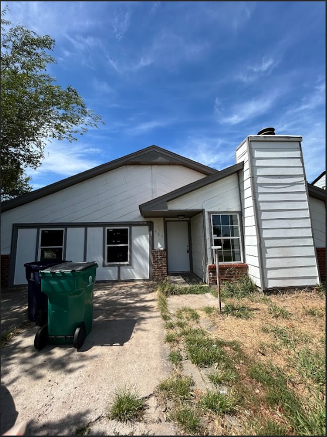 Building Photo - Stunning 4 Bedroom