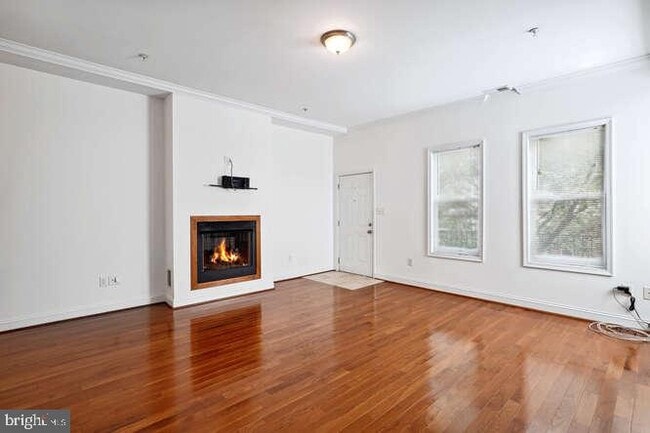 Building Photo - 1337 Girard St NW