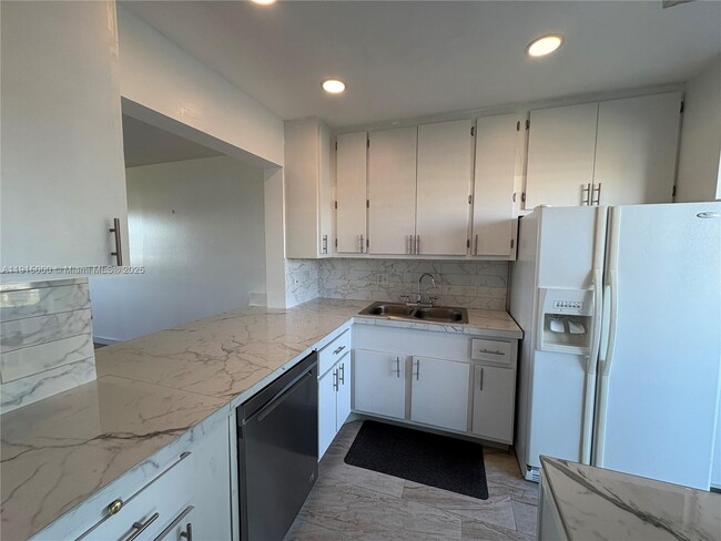 Building Photo - 2223 Park Ln Unit 211