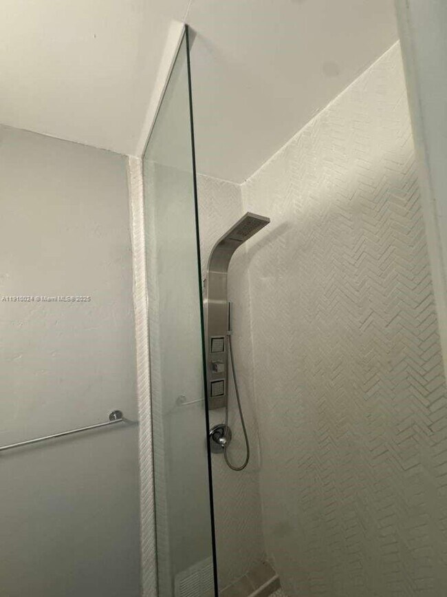 Photo - 319 W 28th St Unidad 15