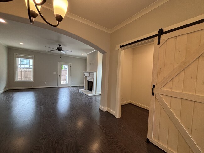 Photo - 995 Lennox Blvd