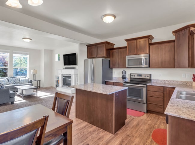 Building Photo - 4 Bed/3.5 Bathroom home in Woods Cross