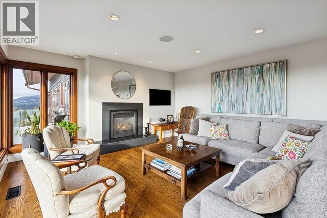 Photo - 124 Carisbrooke Crescent