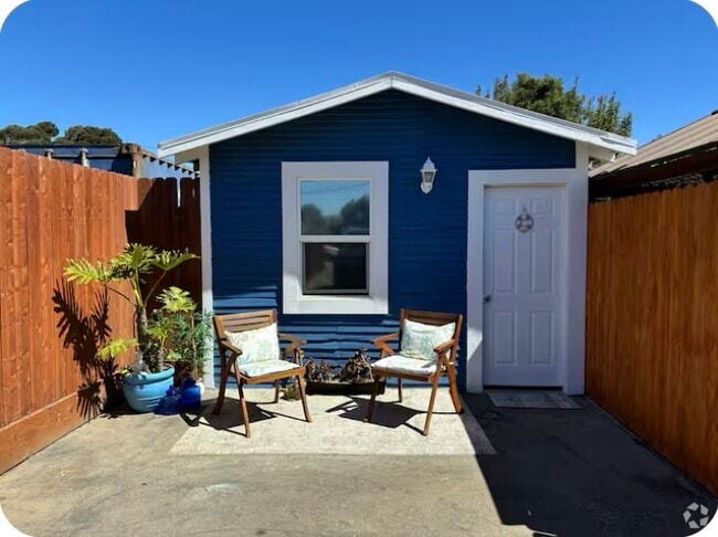 Building Photo - 107 E Barnett St Unit Coastal Cottage Rental