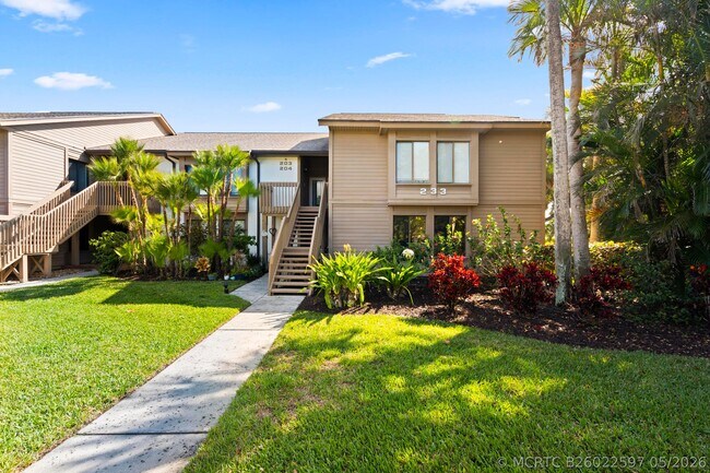233 NE Edgewater Dr Unit 104
