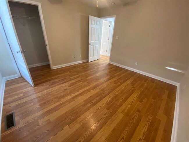 Photo - 1442 Calgary Way