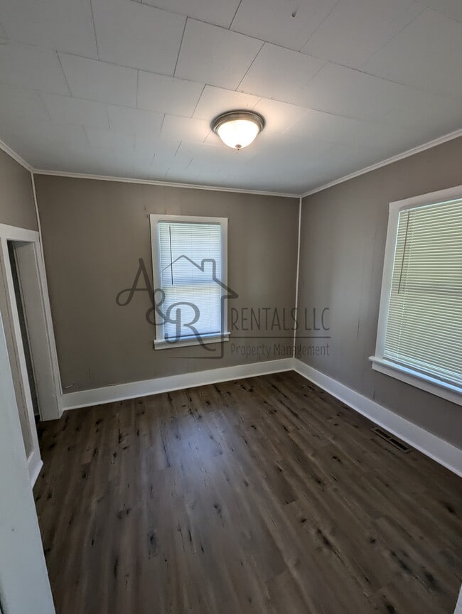 Photo - 908 E 8th St