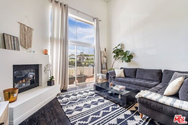 Building Photo - 801 N Martel Ave Unit 3 Rental