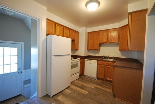 Photo - 20516 Denby St