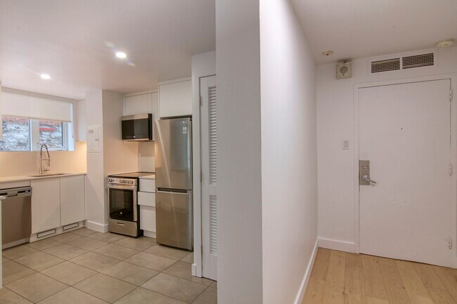 Photo - 1975 Maisonneuve Blvd W Unit 107