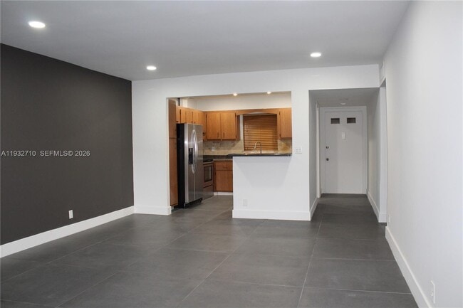 Building Photo - 5140 SW 40th Ave Unit 3C