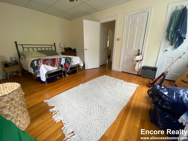 24 Fairbanks St Unidad 2