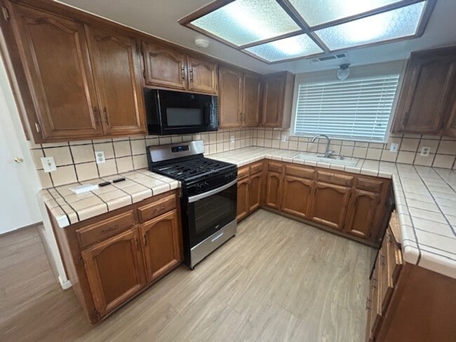 Photo - 3 bedroom 2 bath in central Visalia!