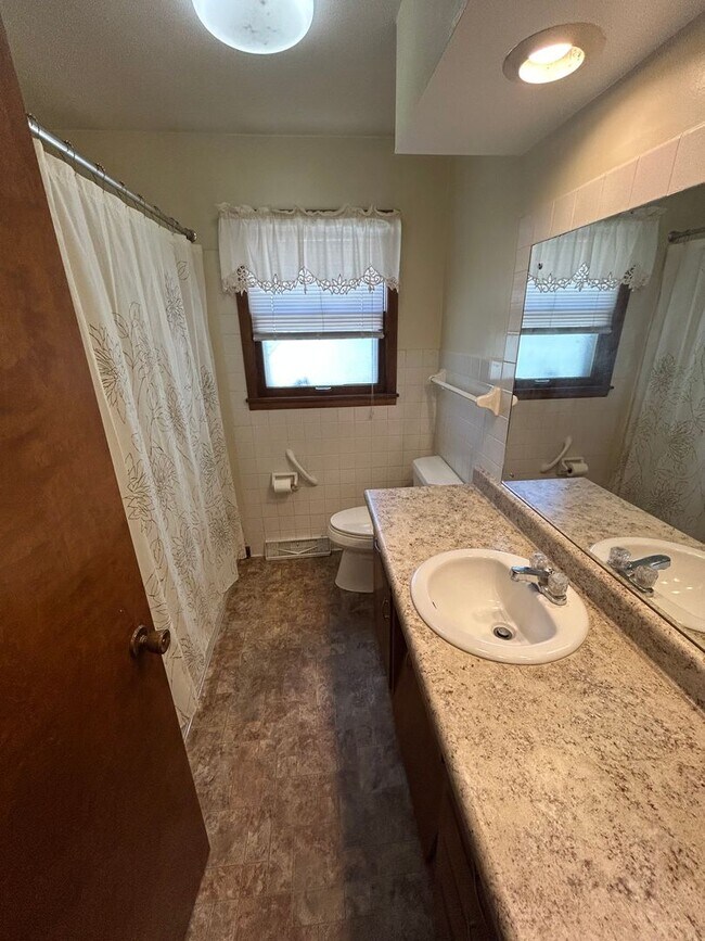Photo - 2bd 1.5 bath duplex for rent Waterloo IA!