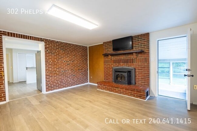 Photo - 302 Phelps Ave