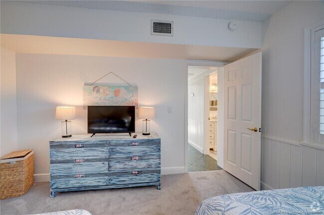 Building Photo - 1289 NE Ocean Blvd Unit 4 Rental