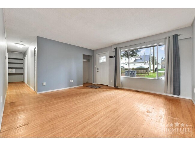 Photo - 1746-1156 156 St