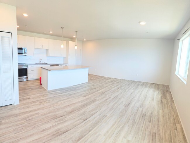 Building Photo - Ewa Beach 2 Bedroom 1 Bathroom 2 Parking 2nd Floor Townhome Unit 207