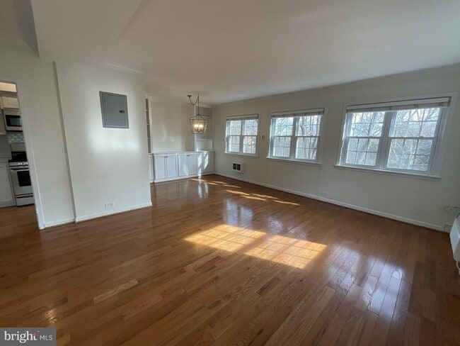 Photo - 1927 N Quaker Ln