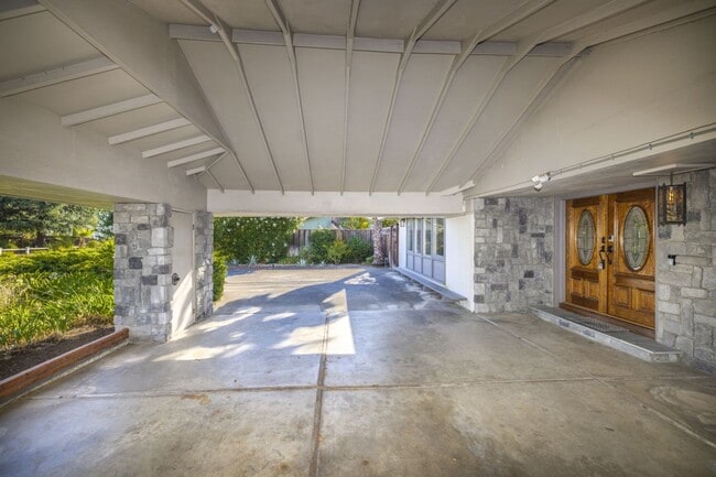 Building Photo - Spacious 3 Bed, 3 Bath Home in Quiet Neigh...