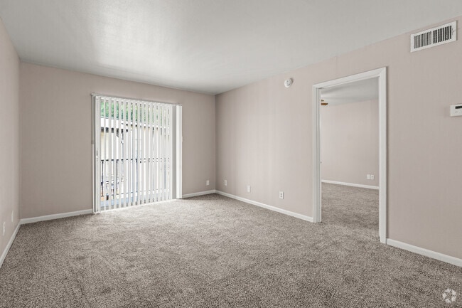 1BR, 1BA - 729SF - Living Room
