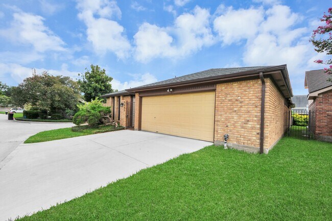 Photo - 3935 Heathersage Dr