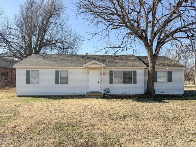 Photo - $500 OFF FIRST MONTHS RENT | 2.5 ACRE LOT! 4 Beds in Central Edmond!
