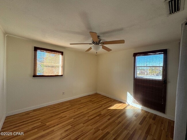 Photo - 230 Christmas Tree Ln