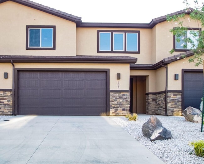 Building Photo - 4 Bedroom Townhome in Hurricane Heights Co...