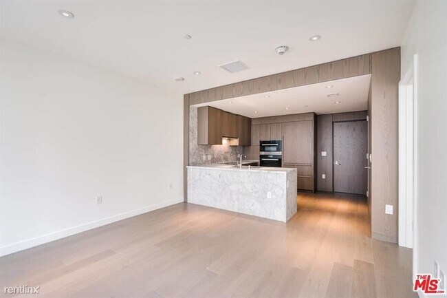 Photo - 2025 Avenue of the Stars Unit 208