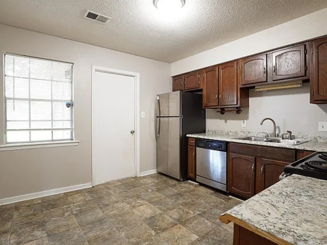 Photo - 2116 Greenoaks Rd