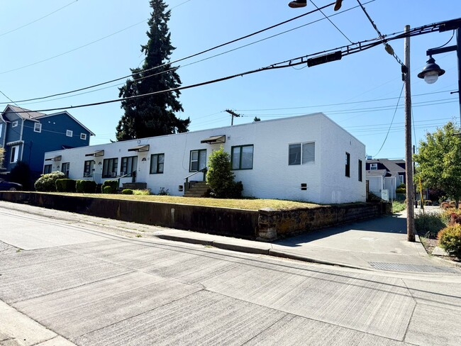 Building Photo - 415 11th St Pl Unit 2