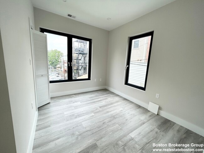 Photo - 2 W 3rd Street Pl Unidad Rear