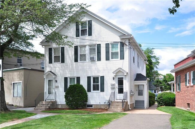 Building Photo - 10 Poquonock Ave Unit A