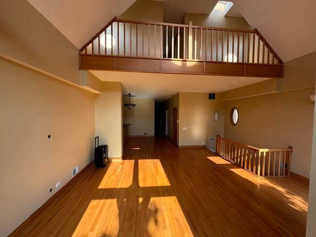 Building Photo - 2642 N Wilton Ave Unit 3