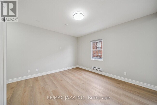 Photo - 251 Simcoe St S Unité 103