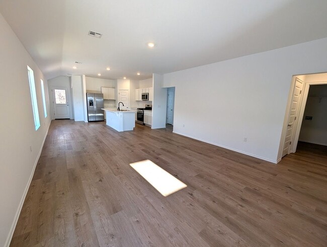 Photo - Brand New 3/2 in Mustang