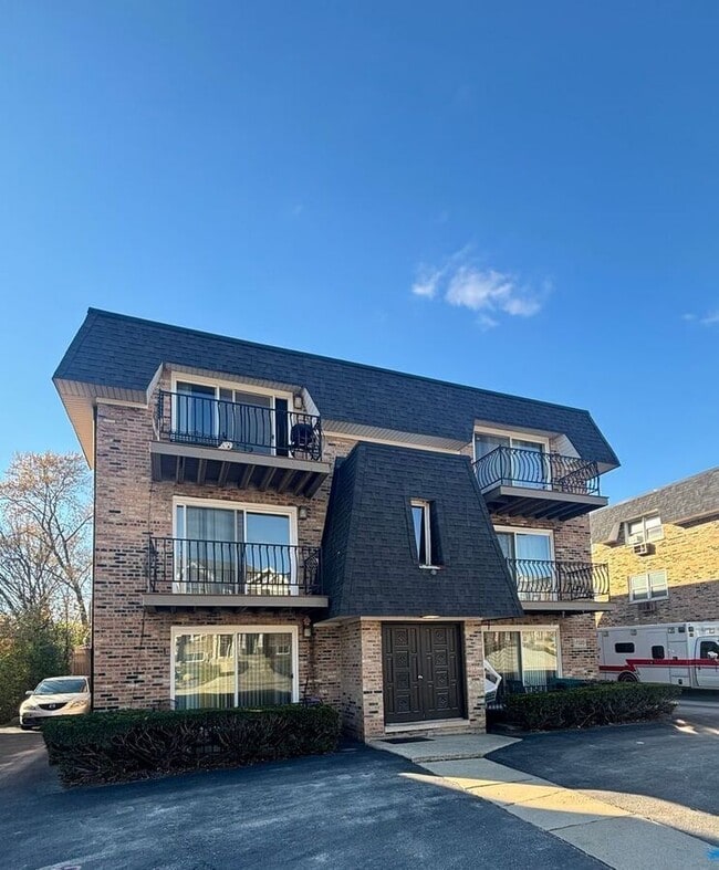 Building Photo - 17320 Ridgeland Ave Unit 3B