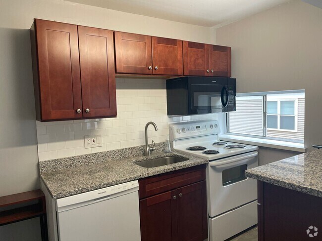 Building Photo - 83 Trowbridge St Rental