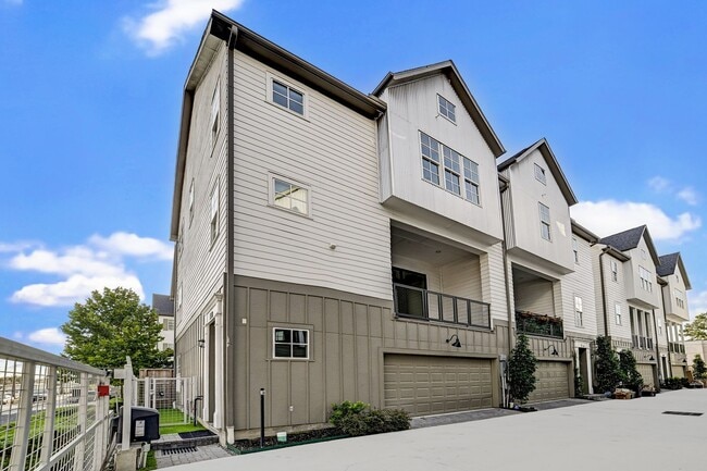 Stunning Modern Townhome in Central Location! - Stunning Modern Townhome in Central Location!