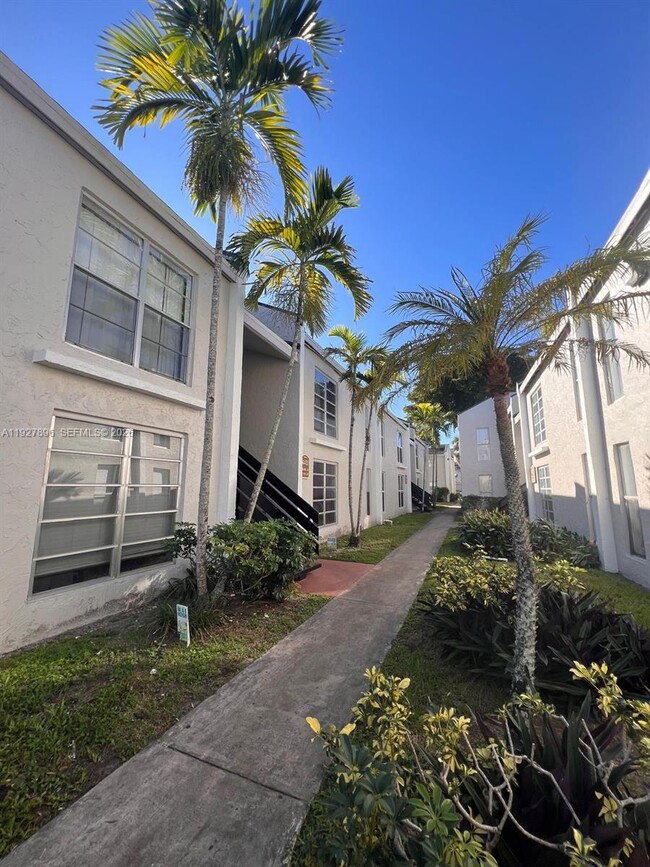 Building Photo - 4431 Treehouse Ln Unit H