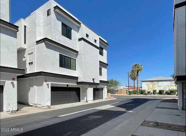 Photo - 3215 E Flower St