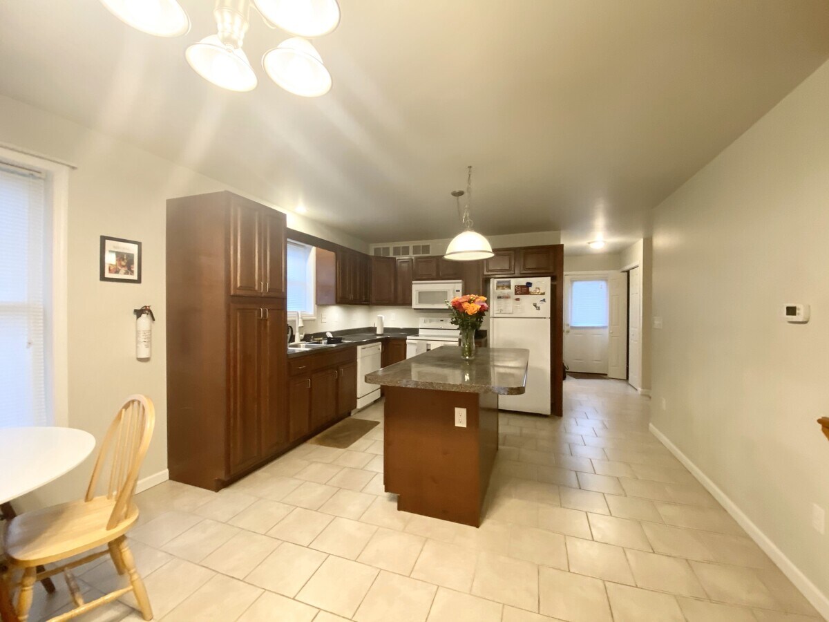 Photo - 958 Ash St