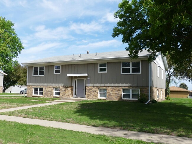 Exterior2 - Applewood Apartments