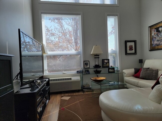 Photo - 1550 Dickson Ave
