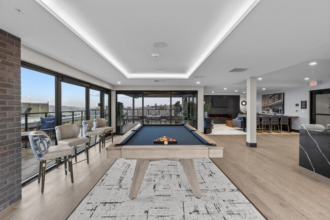 Building Photo - Gridline