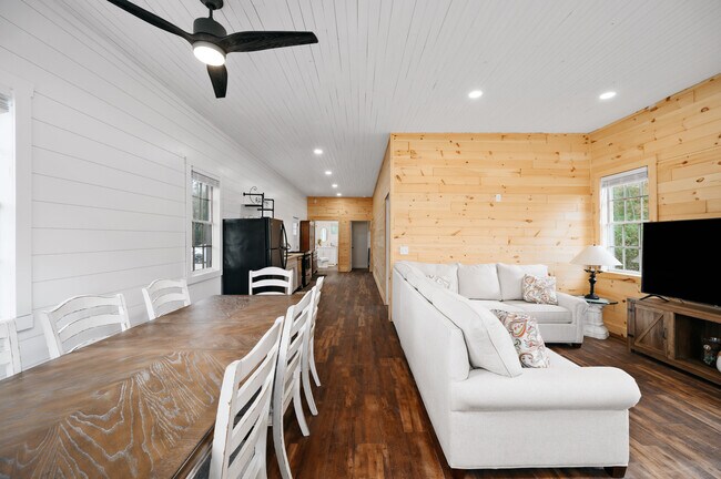 Photo - 2592 US Highway 31 N